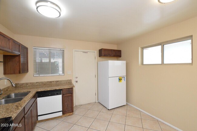 Building Photo - 717 S Starley Dr