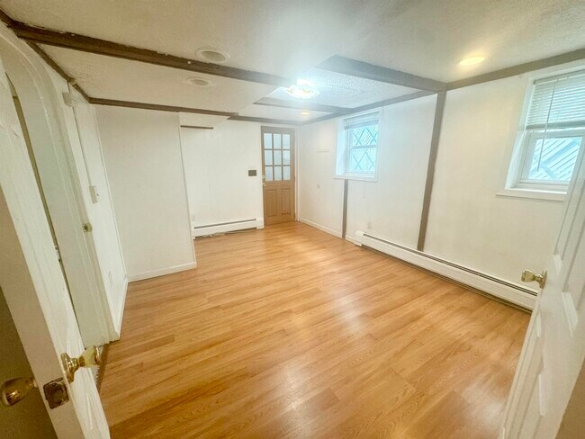 Building Photo - 39 Colonial Dr