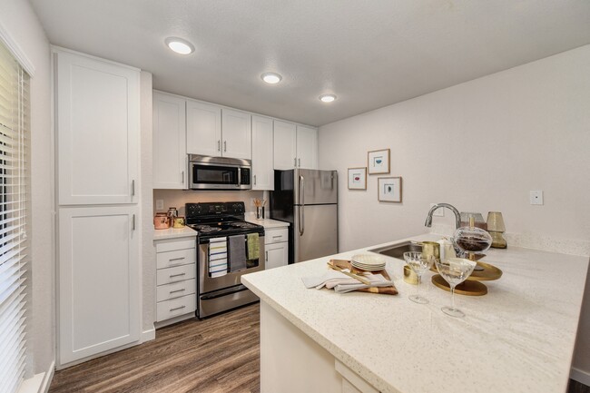 Cocina con gabinetes de color blanco & Despensa - The Brighton Apartments