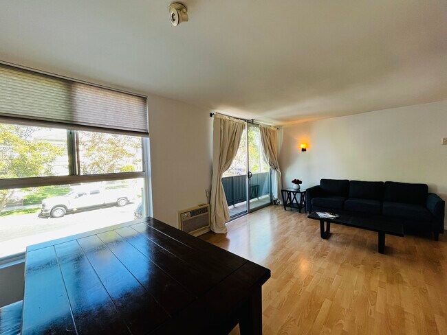 Foto del edificio - 525 N Sycamore Ave