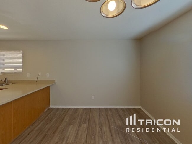 Foto del edificio - 40155 W Thornberry Ln