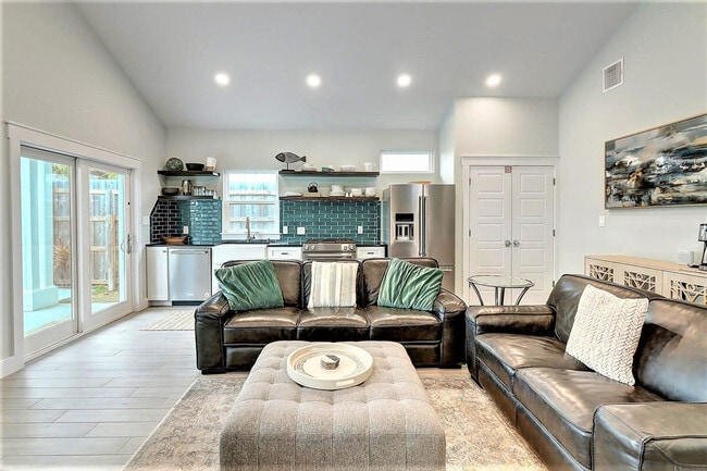 Building Photo - 224 E Oaks Ave