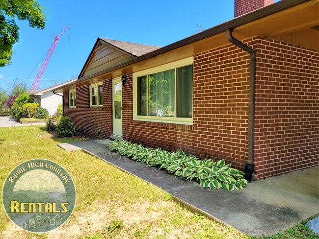 Building Photo - 3bd/2ba Ranch House Next to Watauga Medical Center