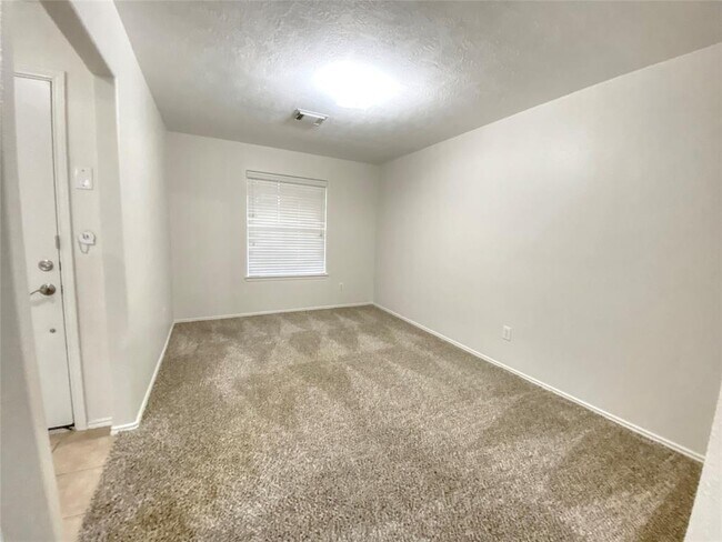 Building Photo - 8803 Danbury Hollow Ln