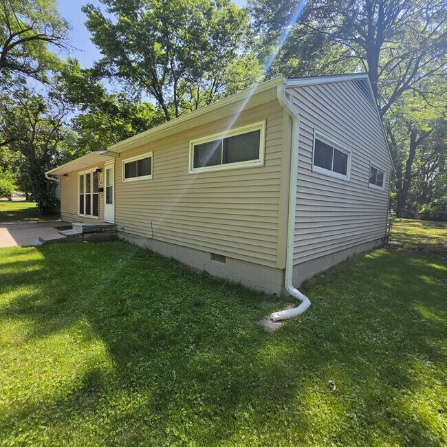 Foto del edificio - Spacious 4 bedrooms and 1 bath home located on Manchester Ave in Kansas City, MO