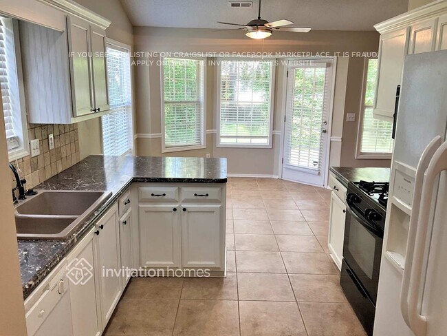Building Photo - 905 Castlerock Way