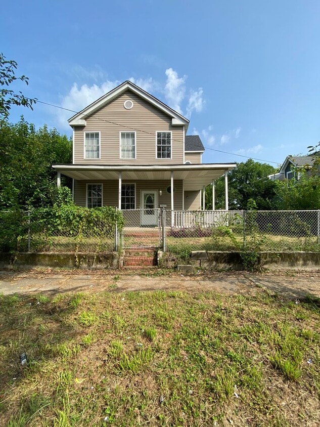 Primary Photo - 4 bedrooms, 2 bathrooms home available in ...