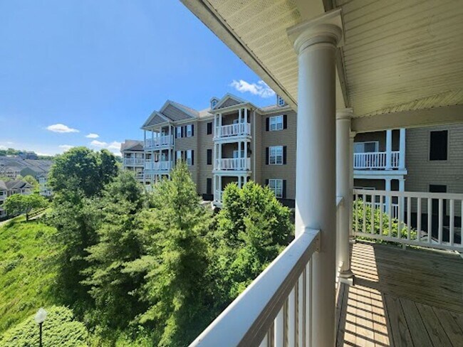 Building Photo - 2 Bedroom, 2 bath Condo Suncrest Village G...