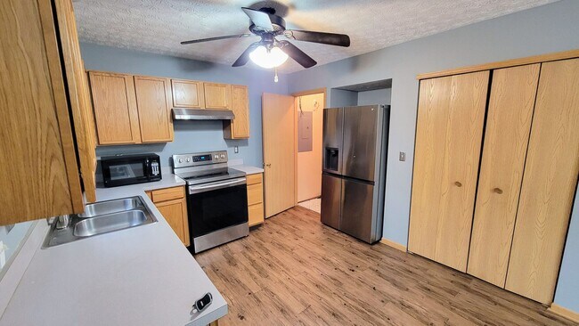 Foto del edificio - Spacious South Side Home with Garage!
