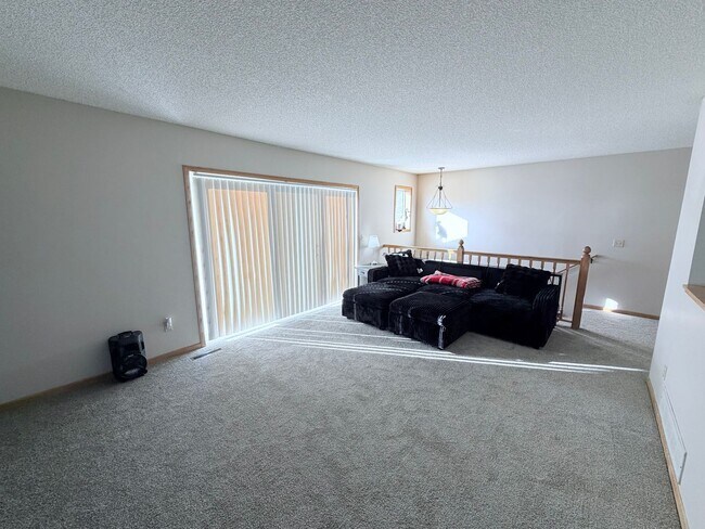 Foto del edificio - Spacious 2-Bedroom, 2.5 Bathroom, Tri-Level Townhome & Private Deck in Apple Valley!