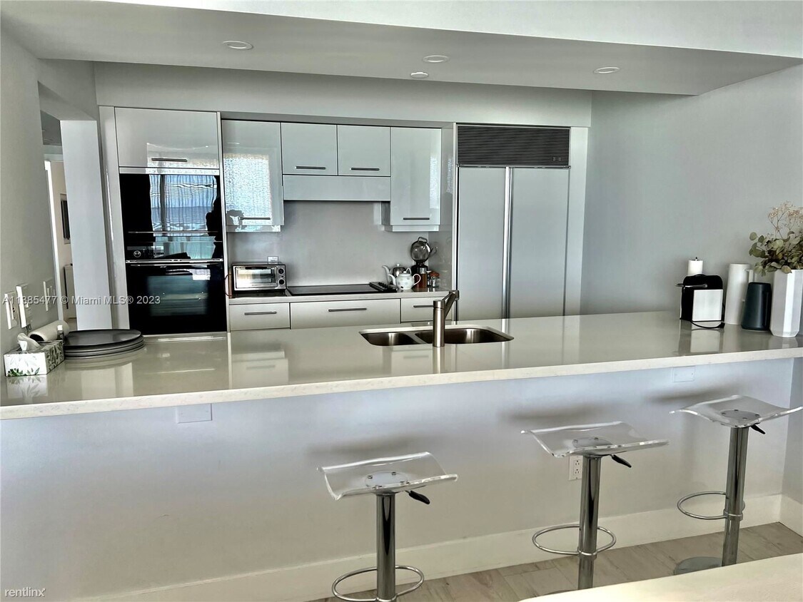 Foto del edificio - 1 br, 1.5 bath Condo - 1455 Ocean Dr Apt 606