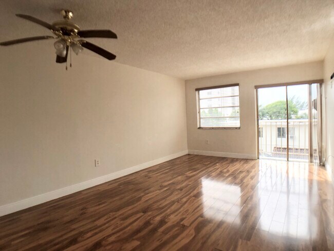 Foto del edificio - 7925 Carlyle Ave