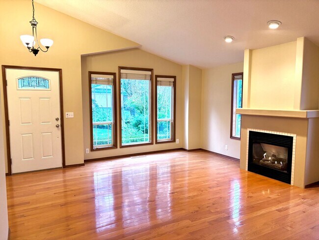 Foto del edificio - Spacious Ranch Style Home w/ private patio and yard, 2 car garage and vaulted ceilings