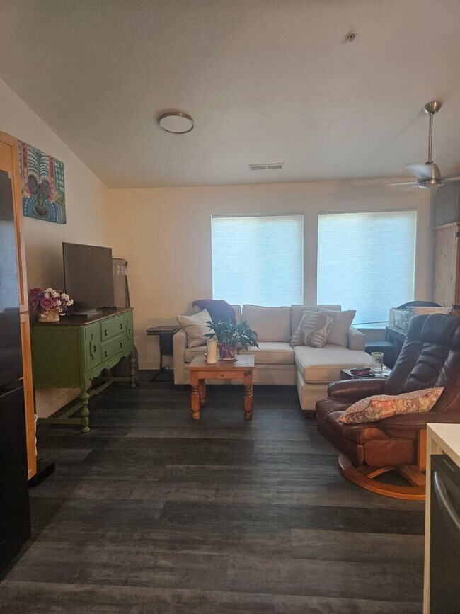 Foto del edificio - 437 Harris Ln