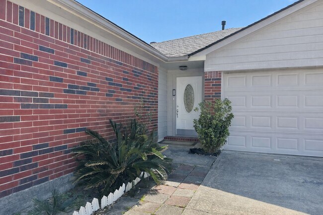 Foto del edificio - 15503 Town Green Dr