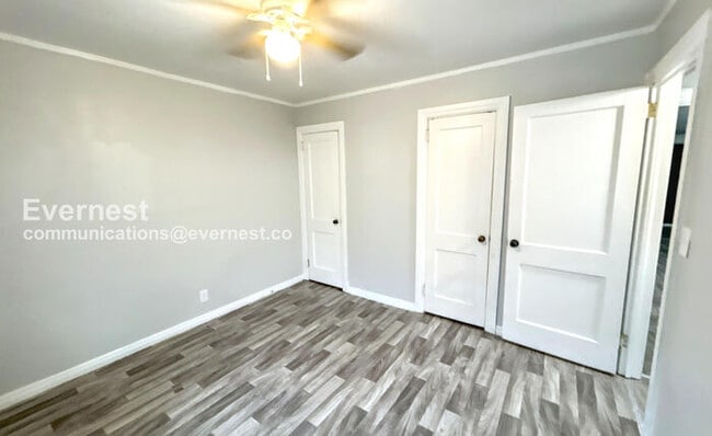 Building Photo - 913 Meadowbrook Dr