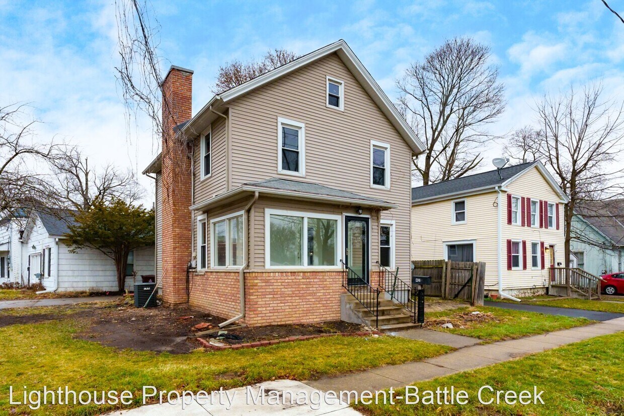 Primary Photo - 3 br, 1.5 bath House - 401 E Green St