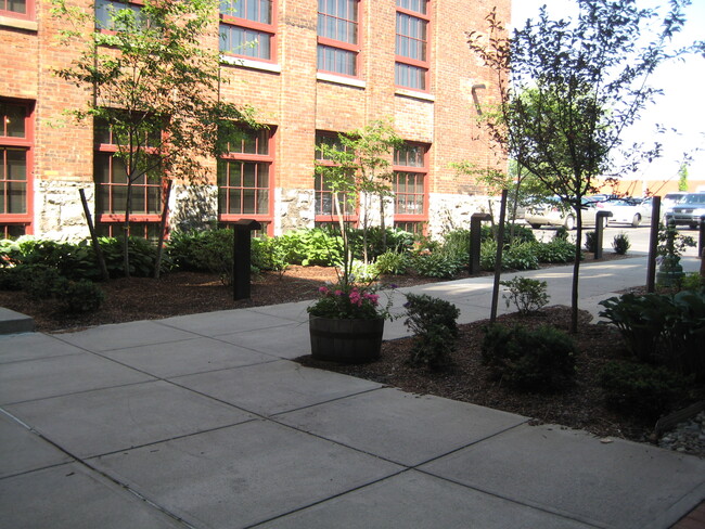 Building Photo - Lofts at Franklin Square