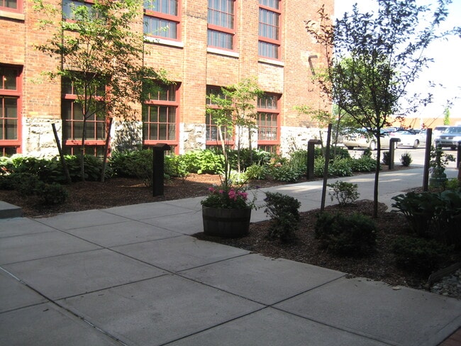 Building Photo - The Lofts at Franklin Square