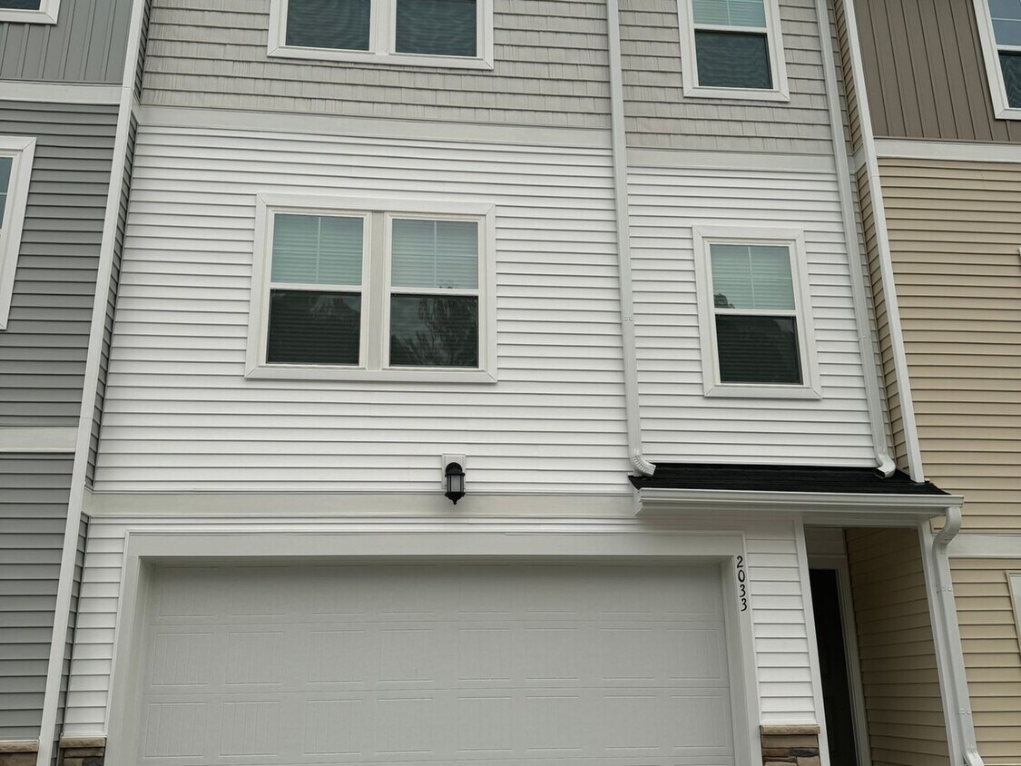 Primary Photo - 4 Bed 3.5 Bath Townhouse in Durham