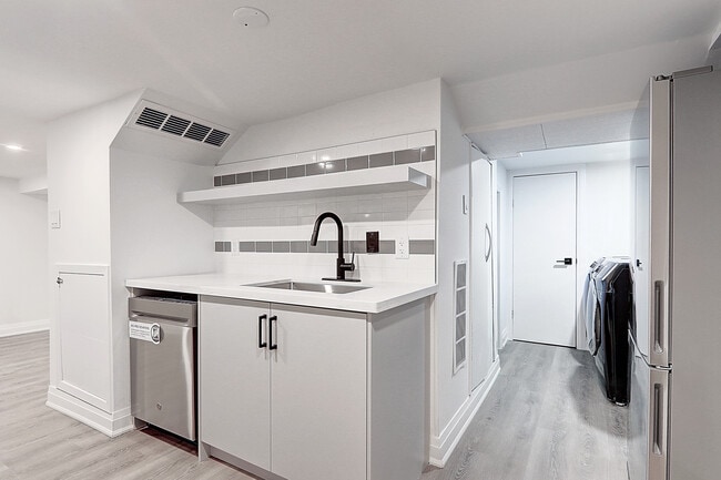 Building Photo - 130 Lambton Ave