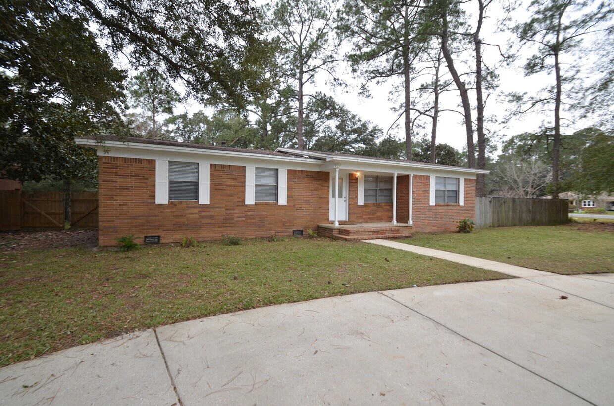Primary Photo - 304 Cloverdale Blvd
