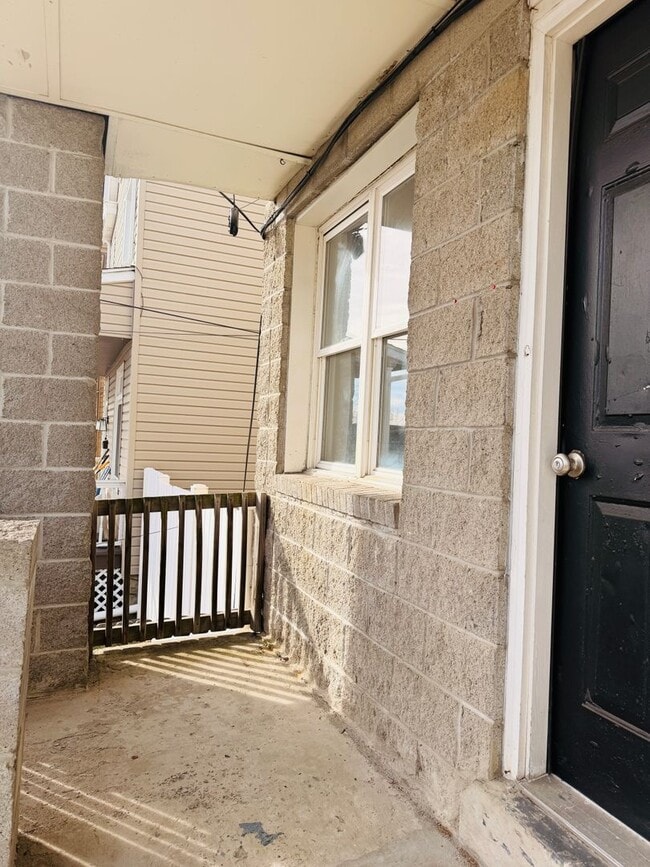 Building Photo - One Bedroom on Quiet Street w/ Parking