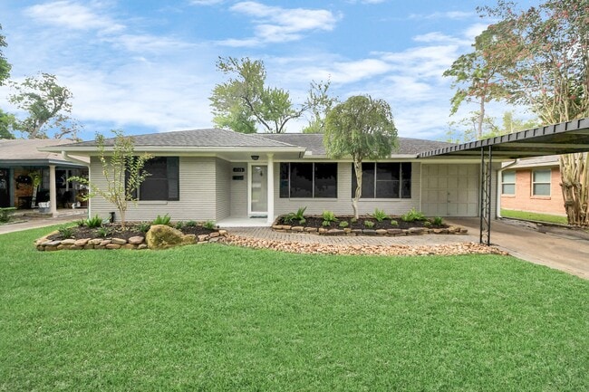 Foto del edificio - 2215 Gardenia Dr
