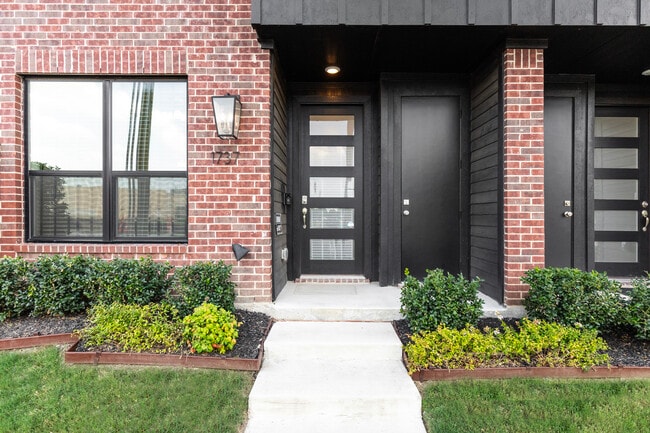 Photo - 1737 W Cantey St House