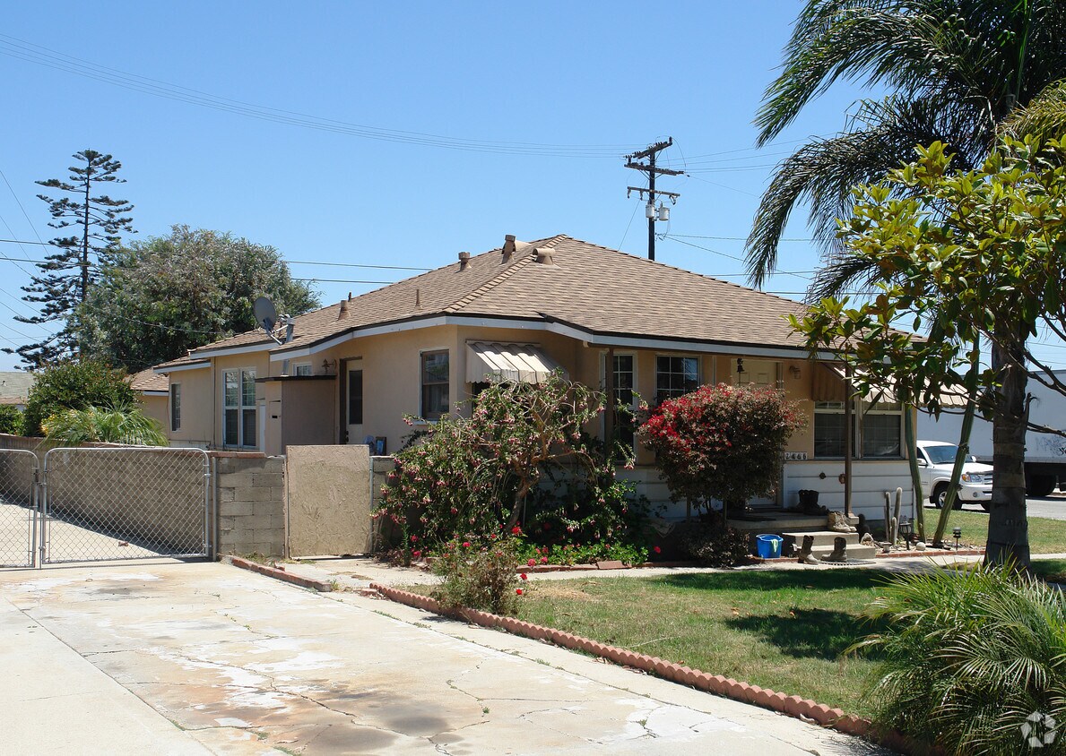 Foto del edificio - 2466-2474 Grand Ave