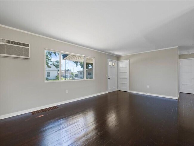 Foto del edificio - 1317 Mahan Ave