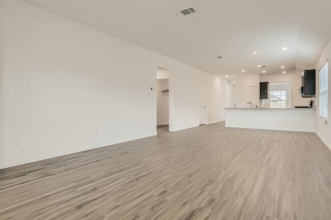 Building Photo - 1105 S Mays St