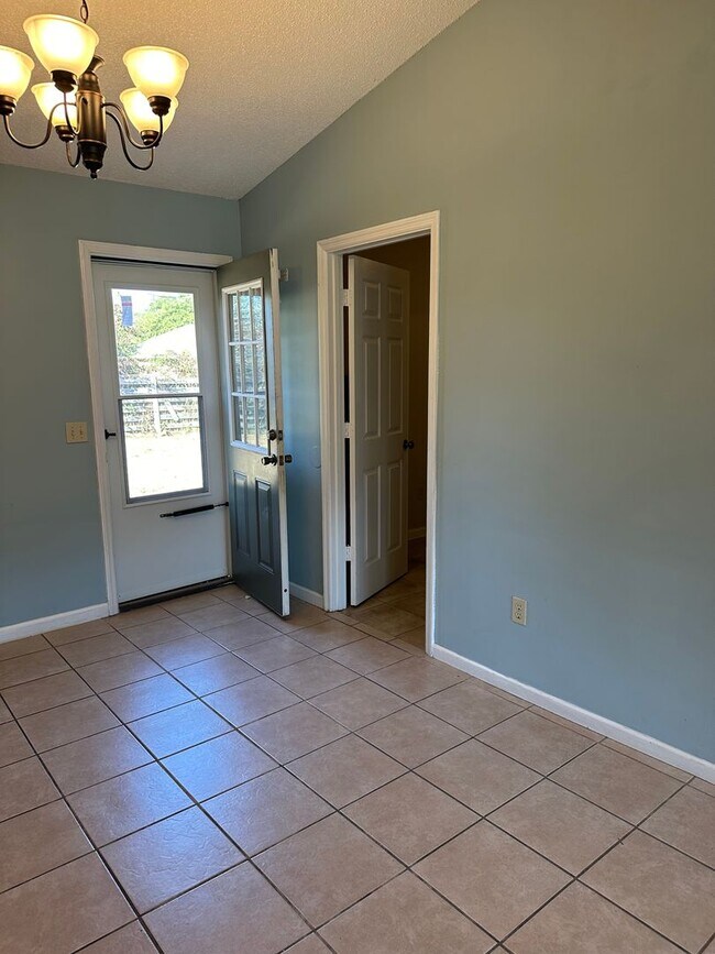 Foto del edificio - 3 Bedroom 2 Bath Pet Friendly Home.