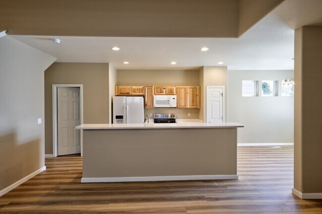 Foto del edificio - ARTS & CRAFTS GORGEOUS 2 STORY 3 BEDROOM + OFFICE 2.5 BATH. POOL, CLUBHOUSE, TENNIS INCLUDED!