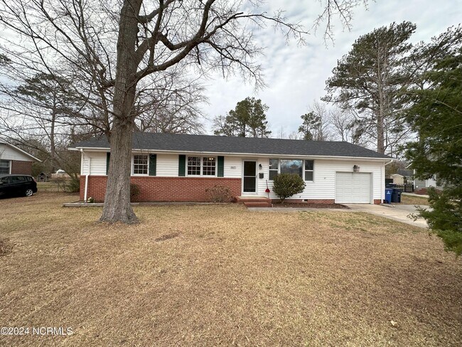 Building Photo - 807 Edgewood Dr