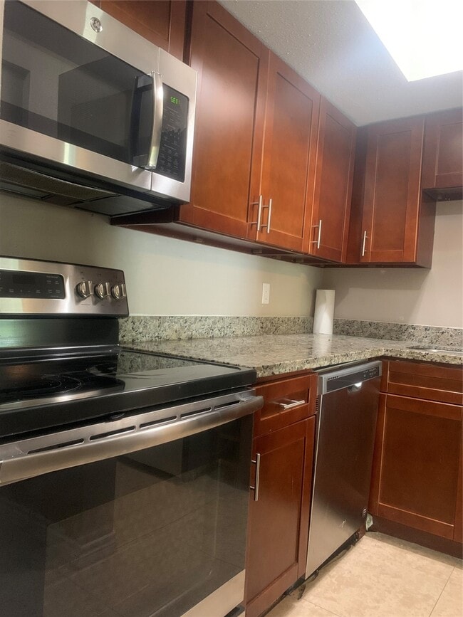 Building Photo - 726 Memorial Mews St