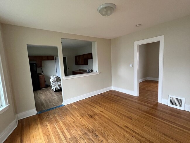 Building Photo - 206 E Molloy Rd