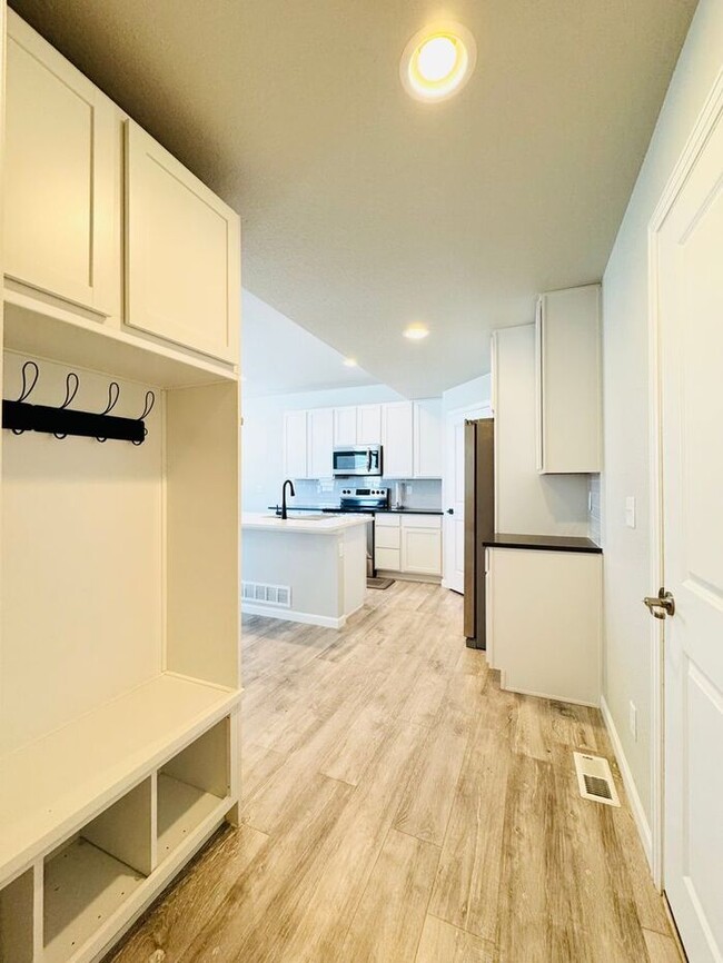 Building Photo - Beautiful 3 bedroom 3.5 bath Townhome Minu...