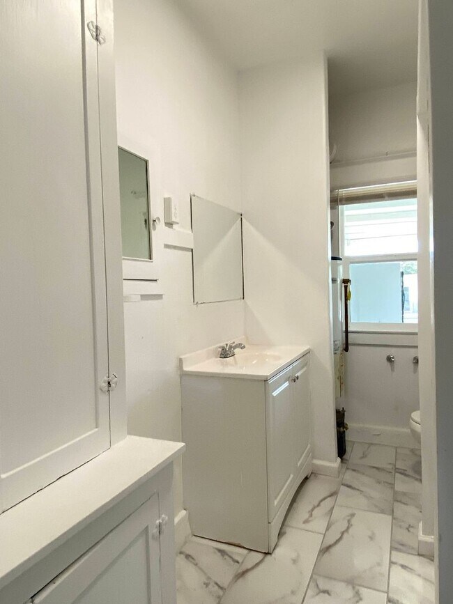 Foto del edificio - Two Bed, One Bath Apartment Located Downtown