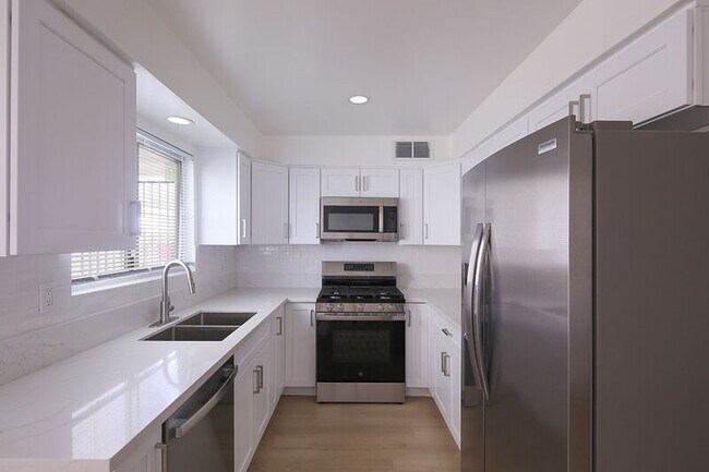 Foto del edificio - 3155 Montrose Ave