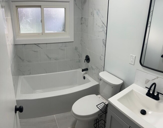 Building Photo - Beautiful remodeled large 6 bed 2 bath ran...