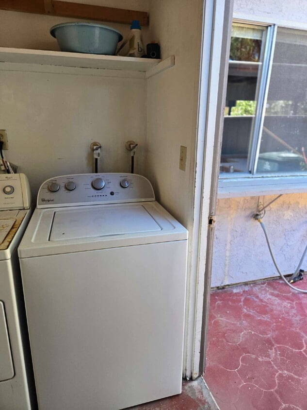 Foto principal - A spacious 3-bed, 2-bath condo is convenie...