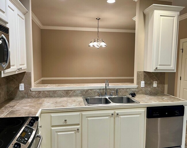 Building Photo - Spacious 2br/2ba with dbl garage off Old H...