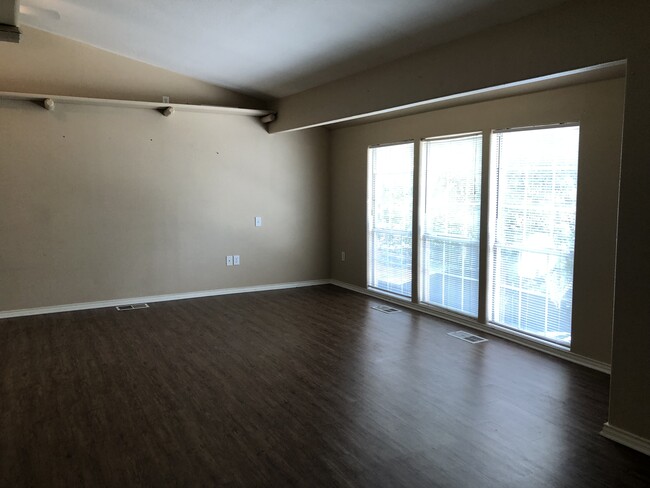 Architectural shelving in living area - 2714 Bolivar St