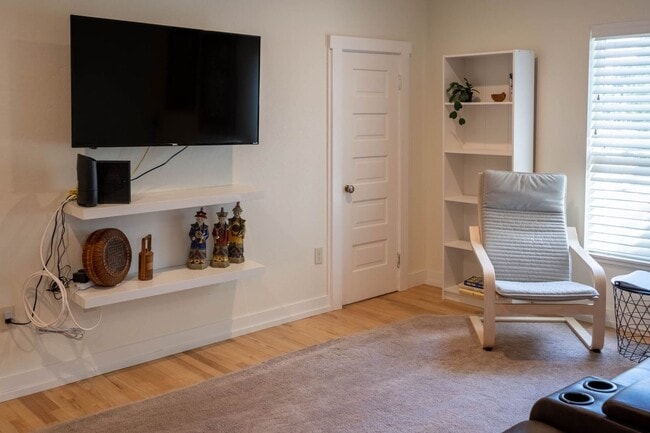 Building Photo - Enjoy the Downtown Coeur d Alene Lifestyle...