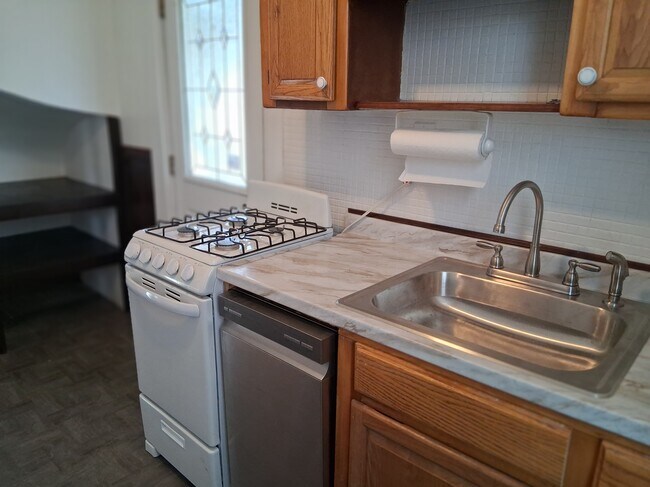 Foto del edificio - 32 Ellington Rd