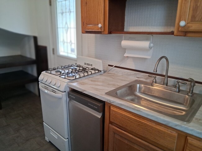 Building Photo - 32 Ellington Rd