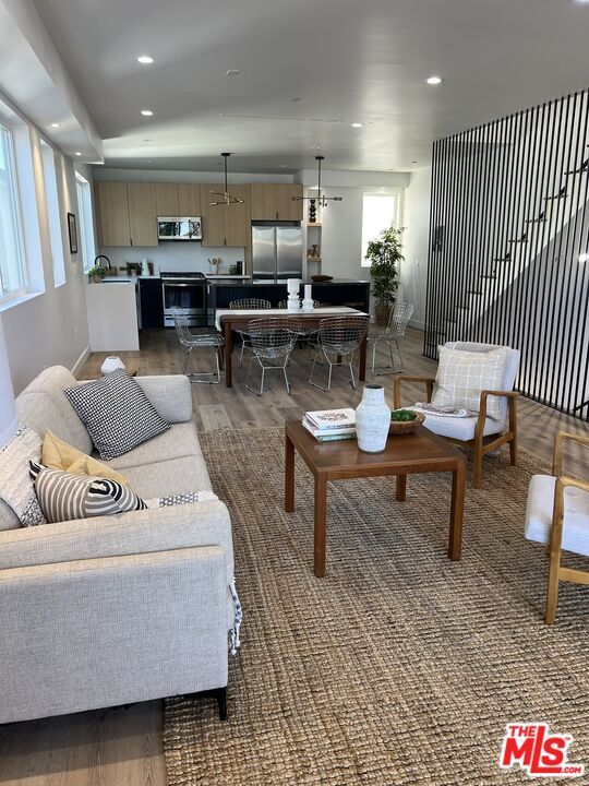 Foto del edificio - 841 N McCadden Pl
