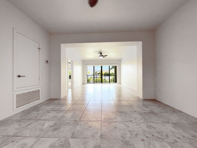 Building Photo - Pet Friendly 2-Bedroom Condo with Central ...