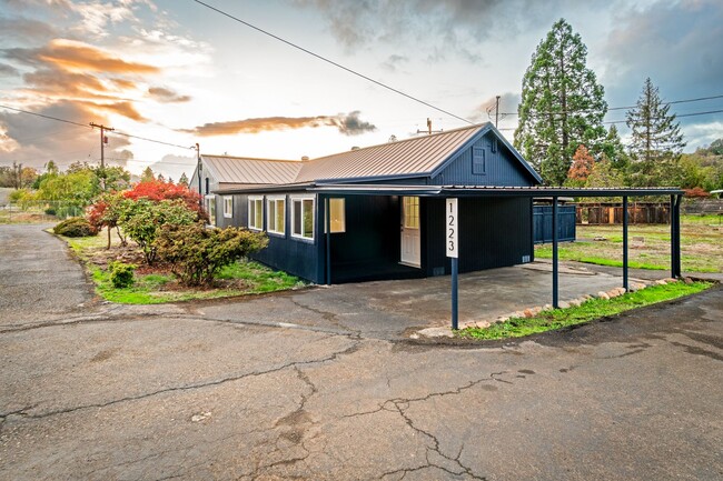 Building Photo - Fully Remodeled 3 Bedroom Home in Historic Oakland
